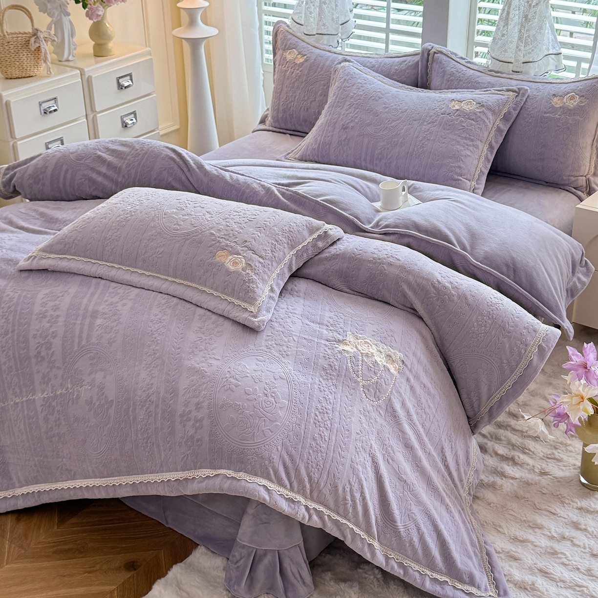 91家纺网 家纺一手货源 找家纺 艾唯希家纺 2025新款韩版雕花绒工艺四件套全消光牛奶绒-语蝶系列 南法玫瑰-紫