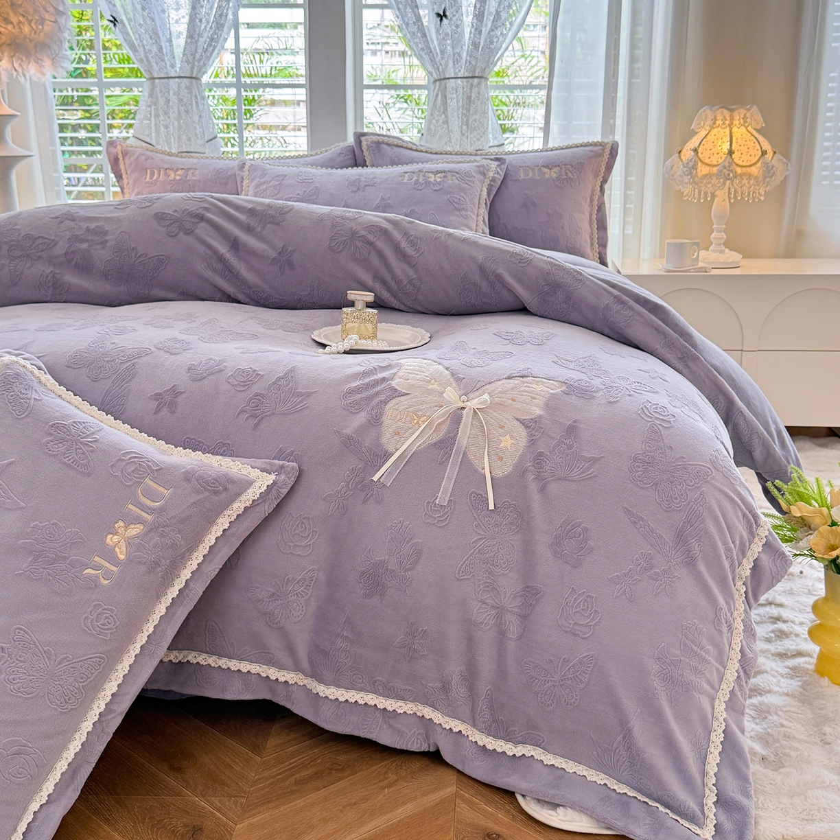 91家纺网 家纺一手货源 找家纺 艾唯希家纺 2025新款韩版雕花绒工艺四件套全消光牛奶绒-语蝶系列 语蝶-紫