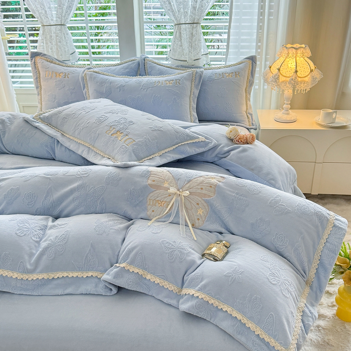 91家纺网 家纺一手货源 找家纺 艾唯希家纺 2025新款韩版雕花绒工艺四件套全消光牛奶绒-语蝶系列 语蝶-兰