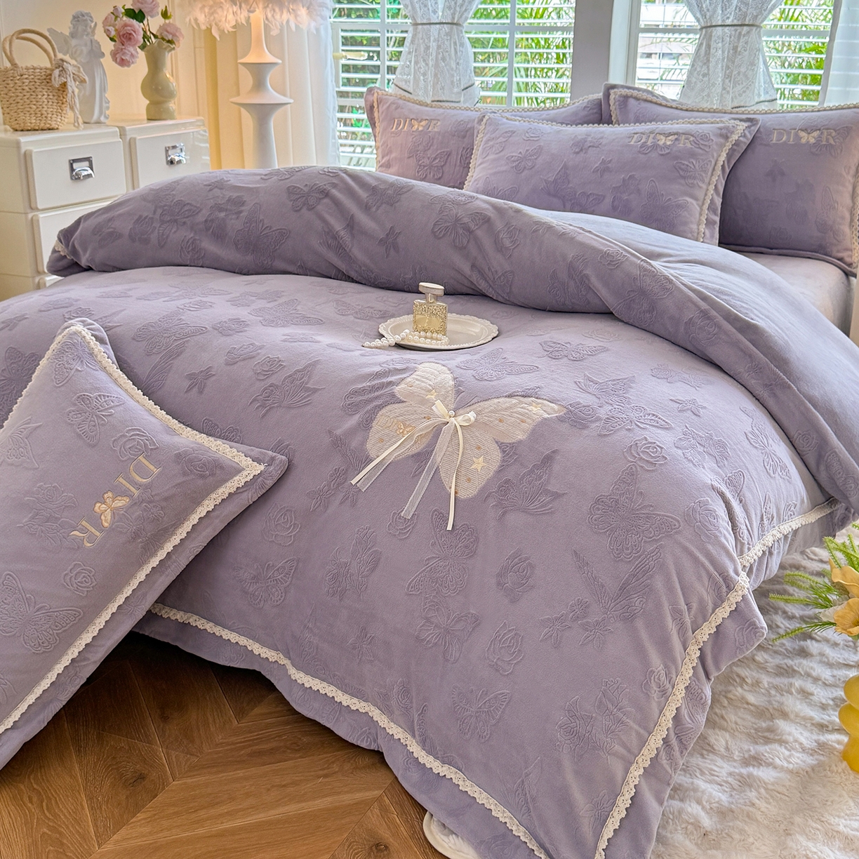 91家纺网 家纺一手货源 找家纺 艾唯希家纺 2025新款韩版雕花绒工艺四件套全消光牛奶绒-语蝶系列 语蝶-紫