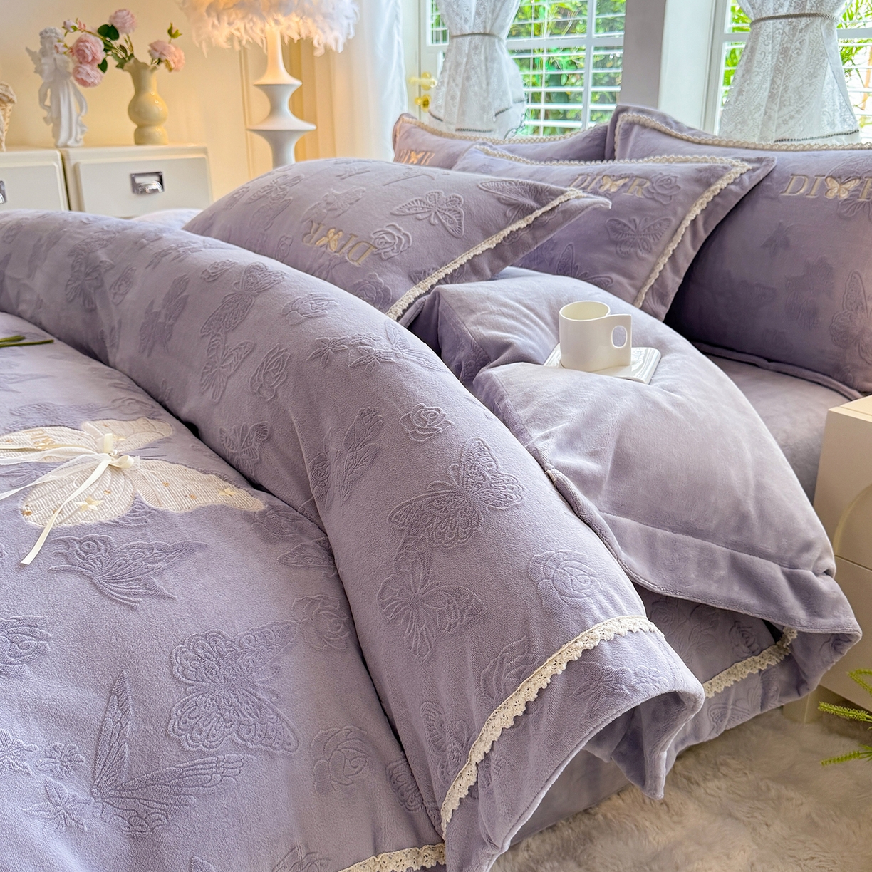 91家纺网 家纺一手货源 找家纺 艾唯希家纺 2025新款韩版雕花绒工艺四件套全消光牛奶绒-语蝶系列 语蝶-紫