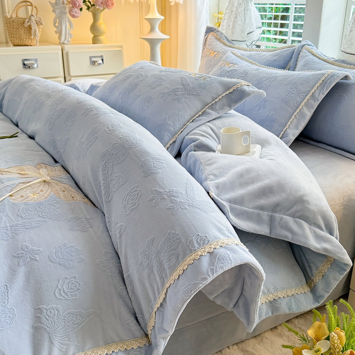 91家纺网 家纺一手货源 找家纺 艾唯希家纺 2025新款韩版雕花绒工艺四件套全消光牛奶绒-语蝶系列 语蝶-兰