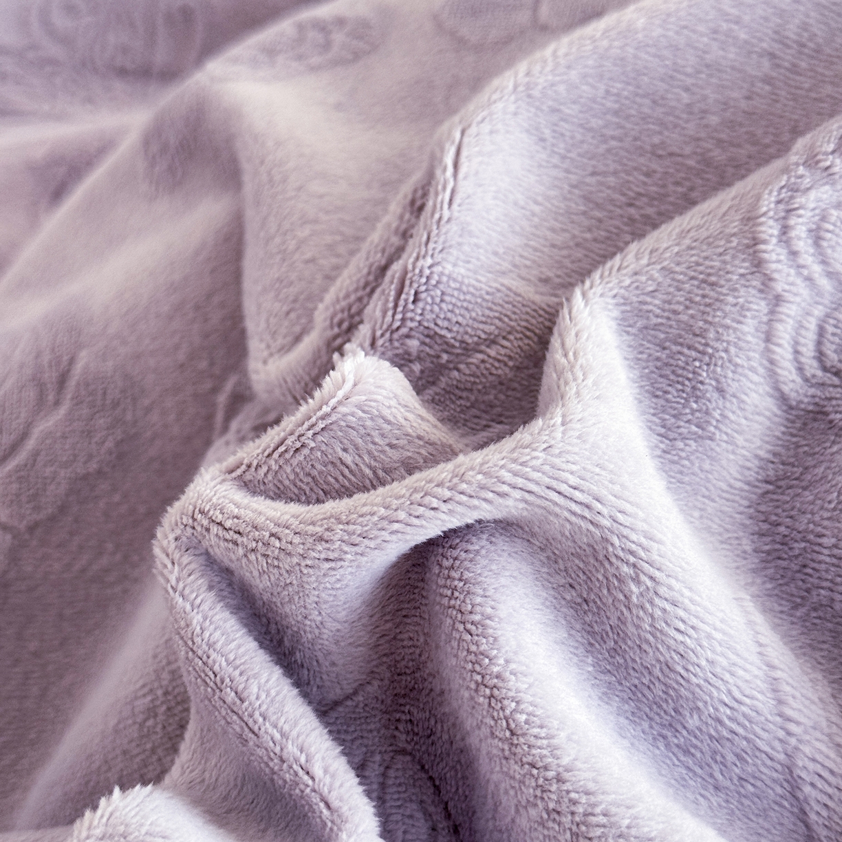 91家纺网 家纺一手货源 找家纺 艾唯希家纺 2025新款韩版雕花绒工艺四件套全消光牛奶绒-语蝶系列 语蝶-紫