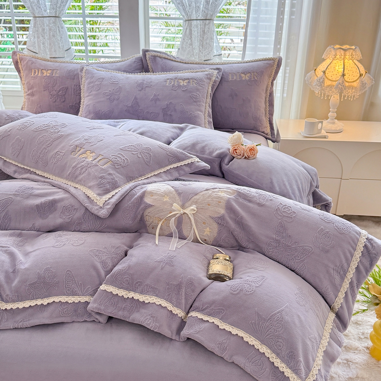 91家纺网 家纺一手货源 找家纺 艾唯希家纺 2025新款韩版雕花绒工艺四件套全消光牛奶绒-语蝶系列 语蝶-紫