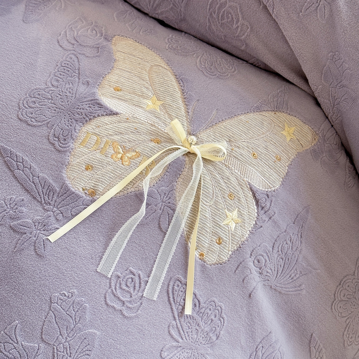 91家纺网 家纺一手货源 找家纺 艾唯希家纺 2025新款韩版雕花绒工艺四件套全消光牛奶绒-语蝶系列 语蝶-紫