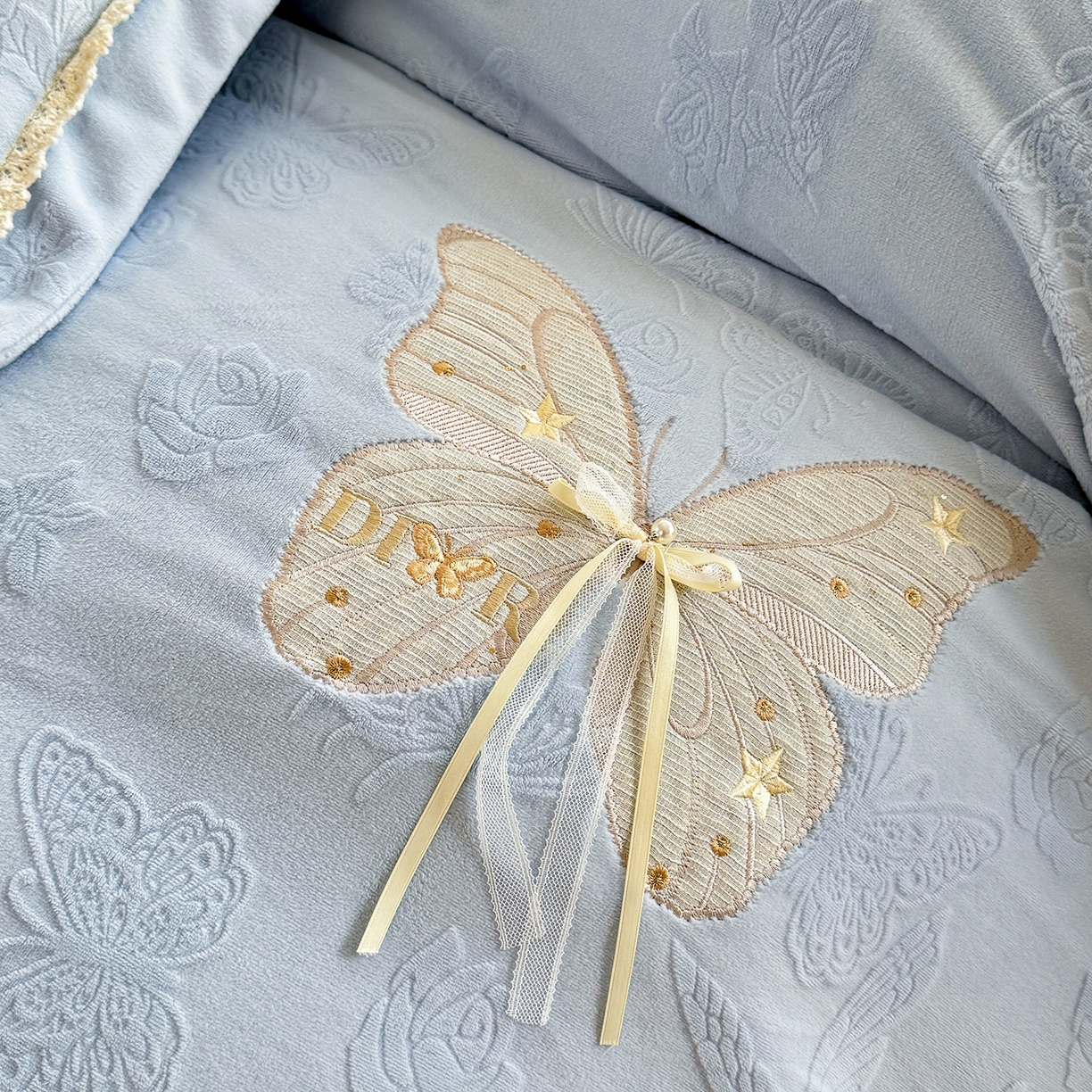 91家纺网 家纺一手货源 找家纺 艾唯希家纺 2025新款韩版雕花绒工艺四件套全消光牛奶绒-语蝶系列 语蝶-兰