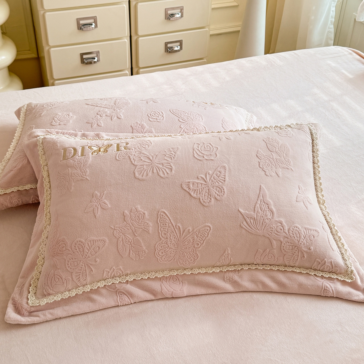 91家纺网 家纺一手货源 找家纺 艾唯希家纺 2025新款韩版雕花绒工艺四件套全消光牛奶绒-语蝶系列 语蝶-新粉