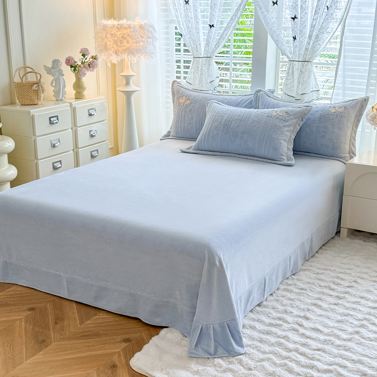 91家纺网 家纺一手货源 找家纺 艾唯希家纺 2025新款韩版雕花绒工艺四件套全消光牛奶绒-语蝶系列 南法玫瑰-蓝