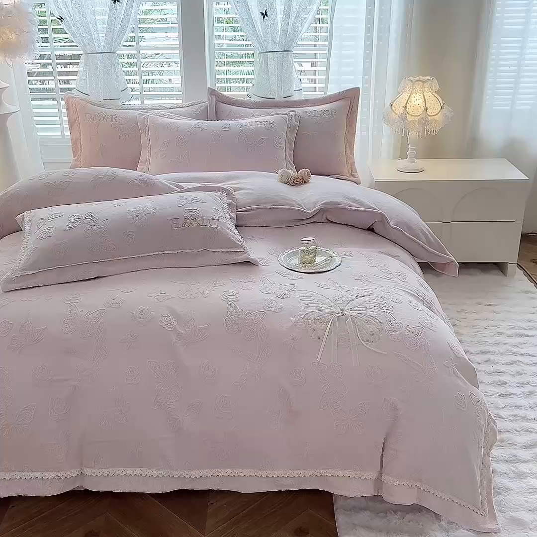 91家纺网 家纺一手货源 找家纺 艾唯希家纺 2025新款韩版雕花绒工艺四件套全消光牛奶绒-语蝶系列 语蝶-新粉