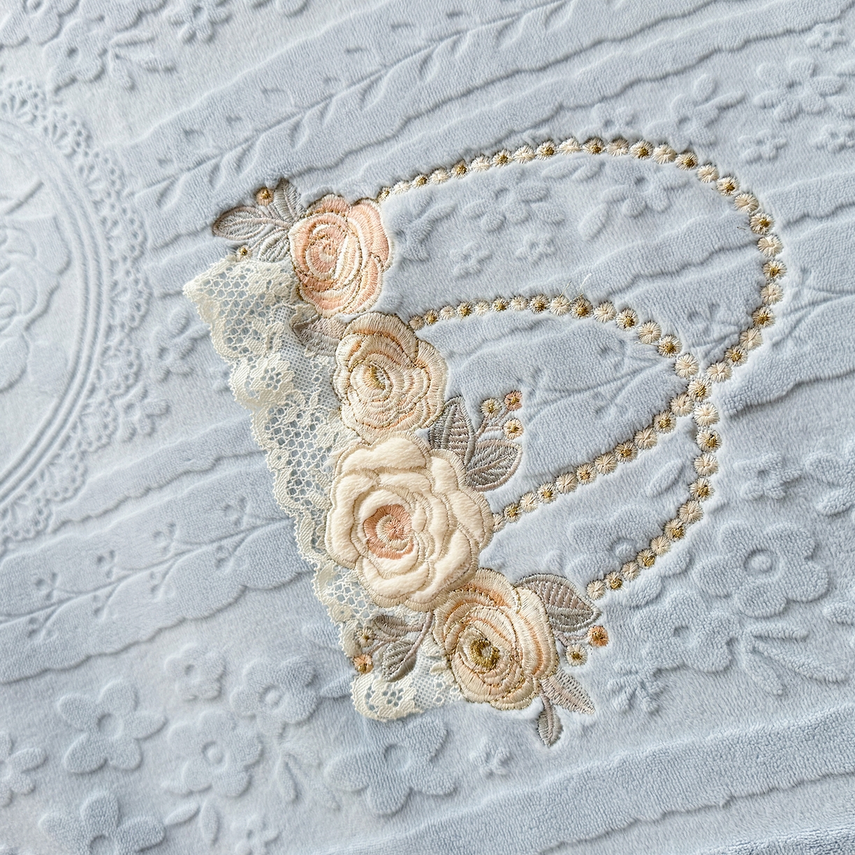 91家纺网 家纺一手货源 找家纺 艾唯希家纺 2025新款韩版雕花绒工艺四件套全消光牛奶绒-语蝶系列 南法玫瑰-蓝