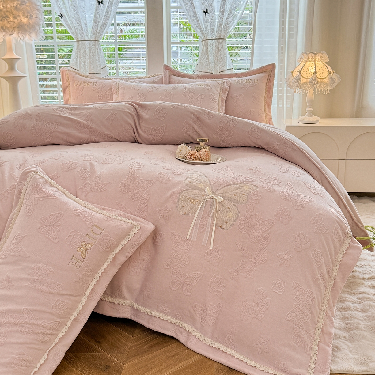 91家纺网 家纺一手货源 找家纺 艾唯希家纺 2025新款韩版雕花绒工艺四件套全消光牛奶绒-语蝶系列 语蝶-新粉