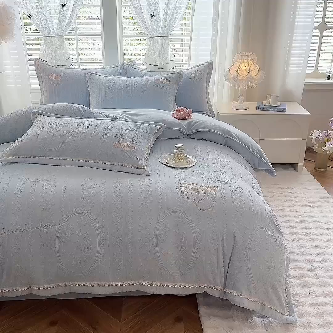 91家纺网 家纺一手货源 找家纺 艾唯希家纺 2025新款韩版雕花绒工艺四件套全消光牛奶绒-语蝶系列 南法玫瑰-蓝