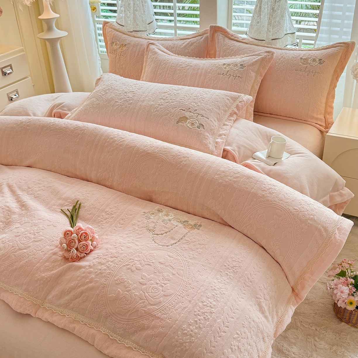 91家纺网 家纺一手货源 找家纺 艾唯希家纺 2025新款韩版雕花绒工艺四件套全消光牛奶绒-语蝶系列 南法玫瑰-粉
