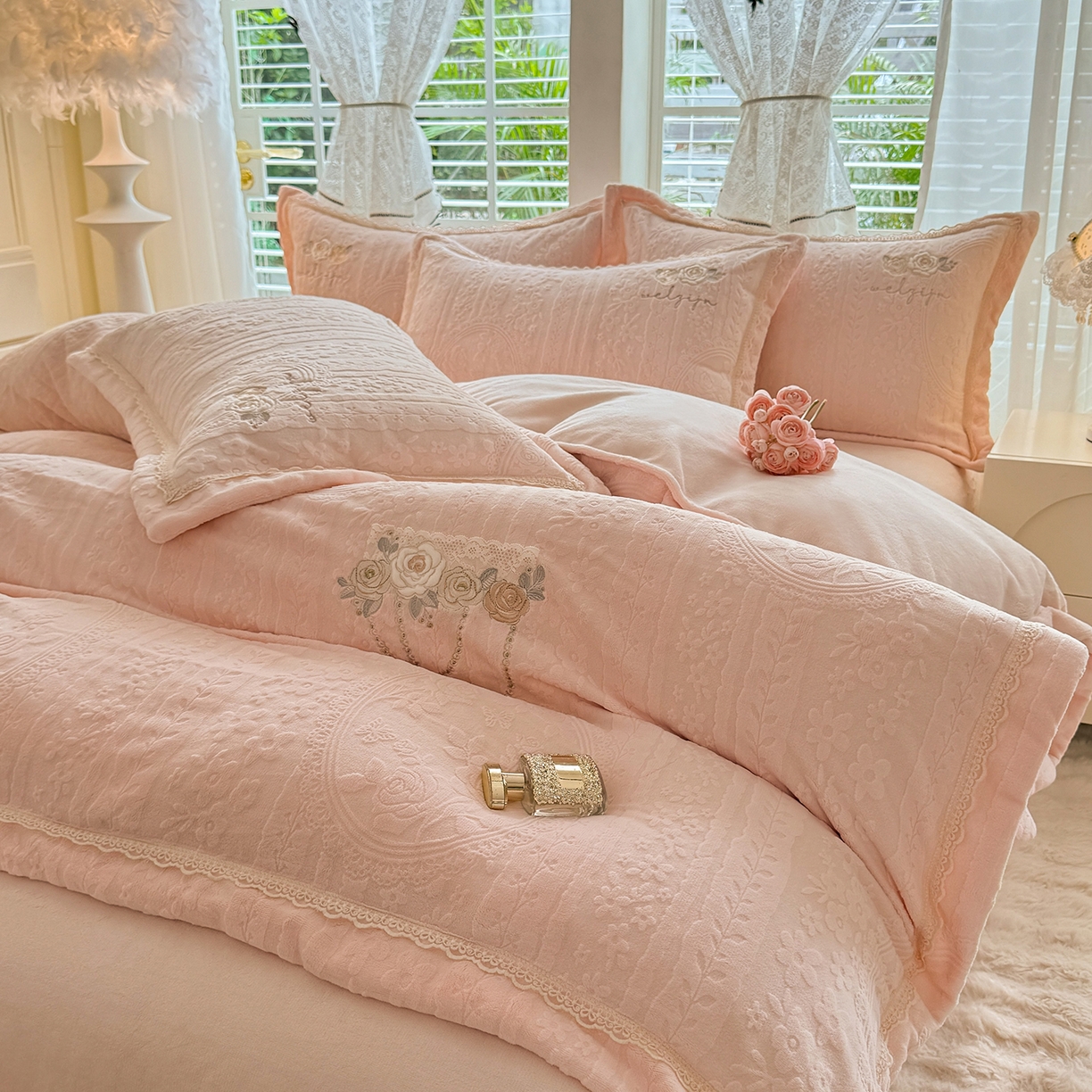 91家纺网 家纺一手货源 找家纺 艾唯希家纺 2025新款韩版雕花绒工艺四件套全消光牛奶绒-语蝶系列 南法玫瑰-粉
