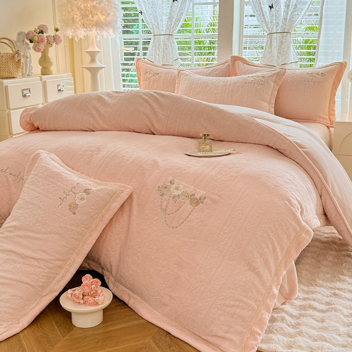 91家纺网 家纺一手货源 找家纺 艾唯希家纺 2025新款韩版雕花绒工艺四件套全消光牛奶绒-语蝶系列 南法玫瑰-粉