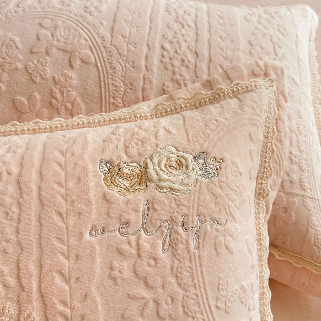 91家纺网 家纺一手货源 找家纺 艾唯希家纺 2025新款韩版雕花绒工艺四件套全消光牛奶绒-语蝶系列 南法玫瑰-粉