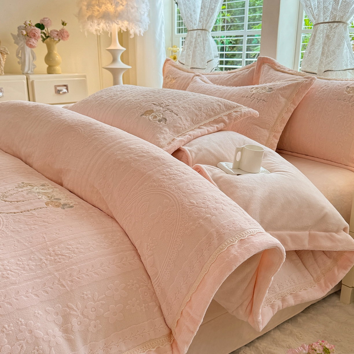 91家纺网 家纺一手货源 找家纺 艾唯希家纺 2025新款韩版雕花绒工艺四件套全消光牛奶绒-语蝶系列 南法玫瑰-粉