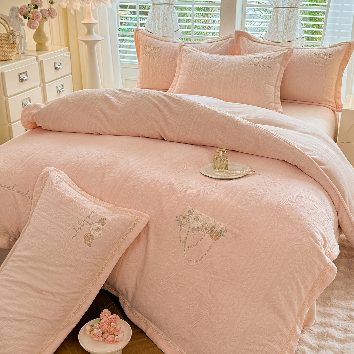 91家纺网 家纺一手货源 找家纺 艾唯希家纺 2025新款韩版雕花绒工艺四件套全消光牛奶绒-语蝶系列 南法玫瑰-粉