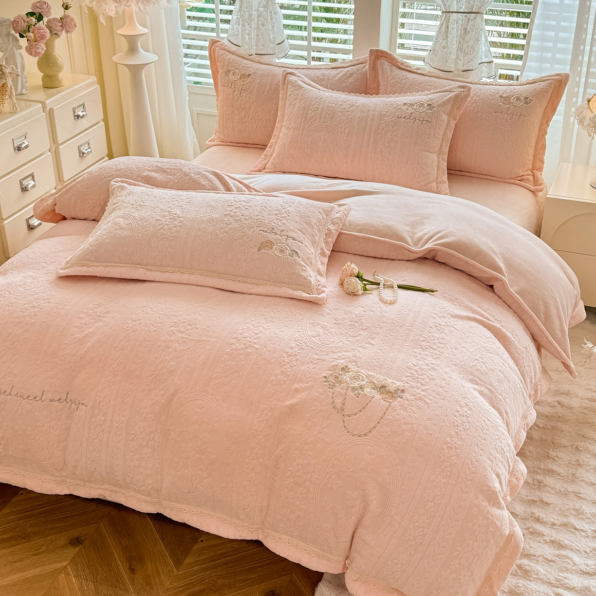 91家纺网 家纺一手货源 找家纺 艾唯希家纺 2025新款韩版雕花绒工艺四件套全消光牛奶绒-语蝶系列 南法玫瑰-粉