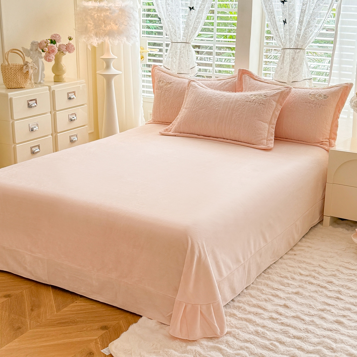 91家纺网 家纺一手货源 找家纺 艾唯希家纺 2025新款韩版雕花绒工艺四件套全消光牛奶绒-语蝶系列 南法玫瑰-粉