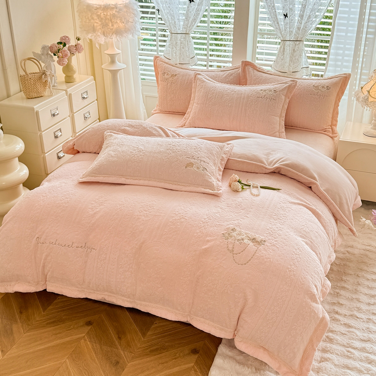 91家纺网 家纺一手货源 找家纺 艾唯希家纺 2025新款韩版雕花绒工艺四件套全消光牛奶绒-语蝶系列 南法玫瑰-粉