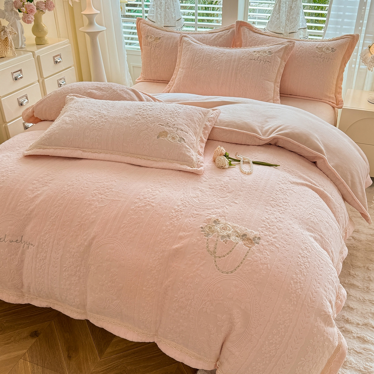 艾唯希家纺 2025新款韩版雕花绒工艺四件套全消光牛奶绒-语蝶系列 南法玫瑰-粉