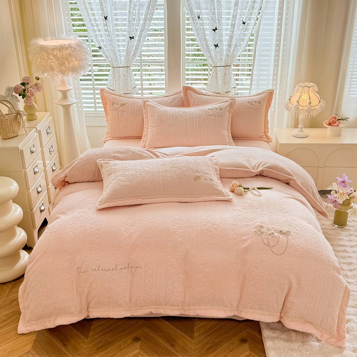 91家纺网 家纺一手货源 找家纺 艾唯希家纺 2025新款韩版雕花绒工艺四件套全消光牛奶绒-语蝶系列 南法玫瑰-粉