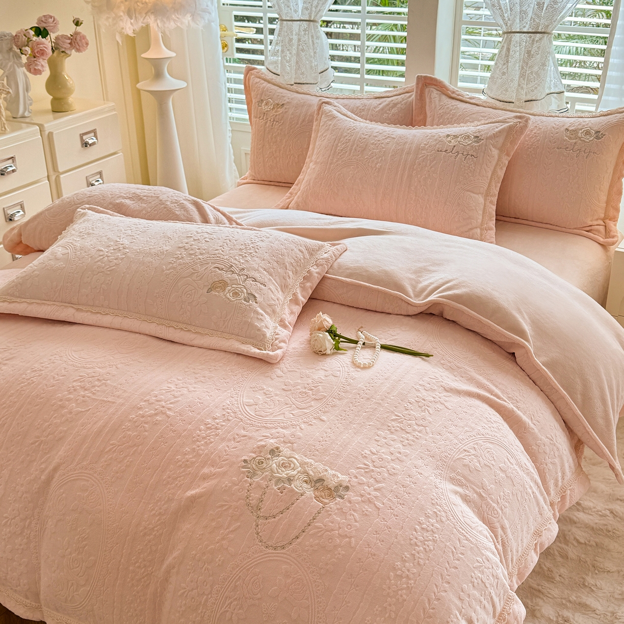 91家纺网 家纺一手货源 找家纺 艾唯希家纺 2025新款韩版雕花绒工艺四件套全消光牛奶绒-语蝶系列 南法玫瑰-粉