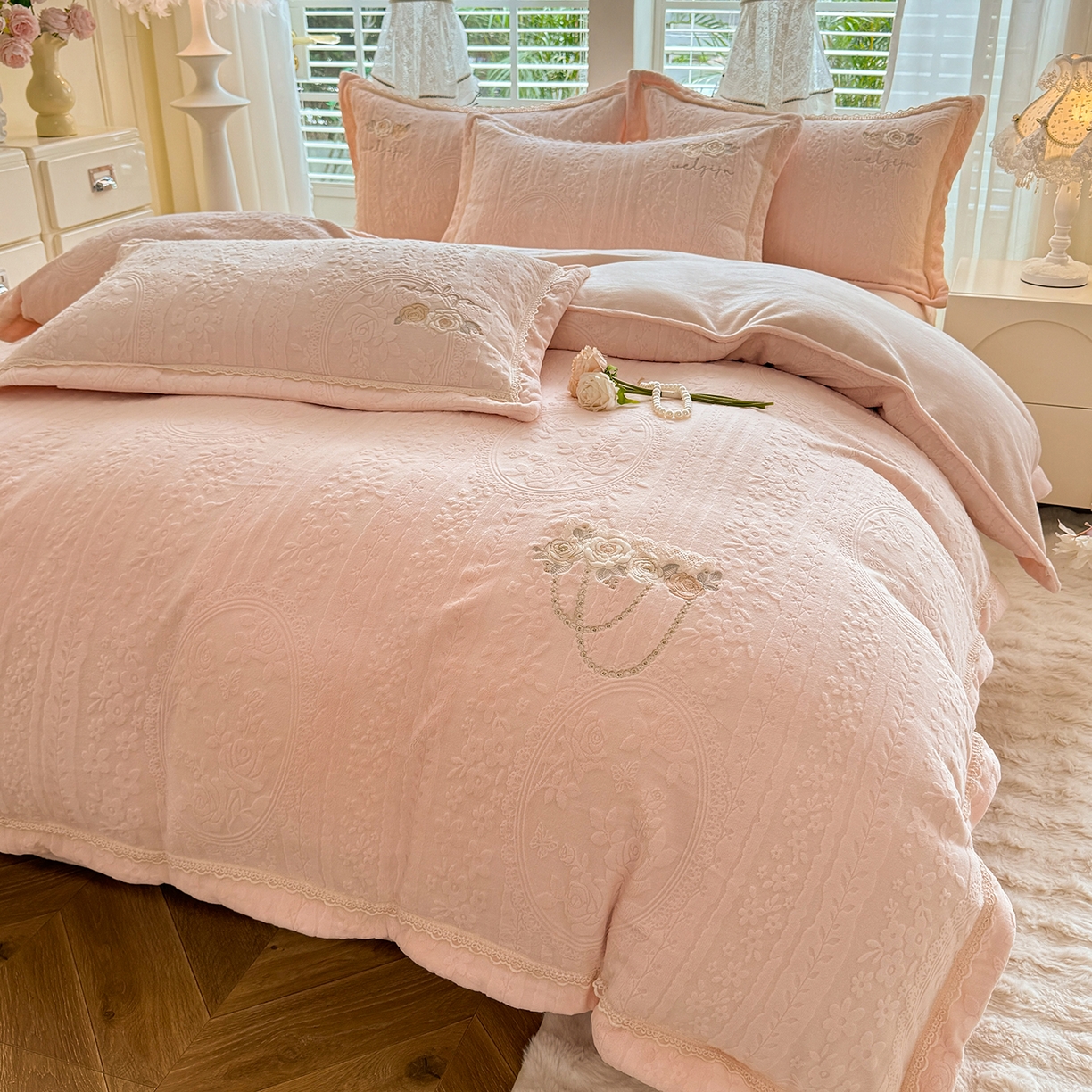 91家纺网 家纺一手货源 找家纺 艾唯希家纺 2025新款韩版雕花绒工艺四件套全消光牛奶绒-语蝶系列 南法玫瑰-粉
