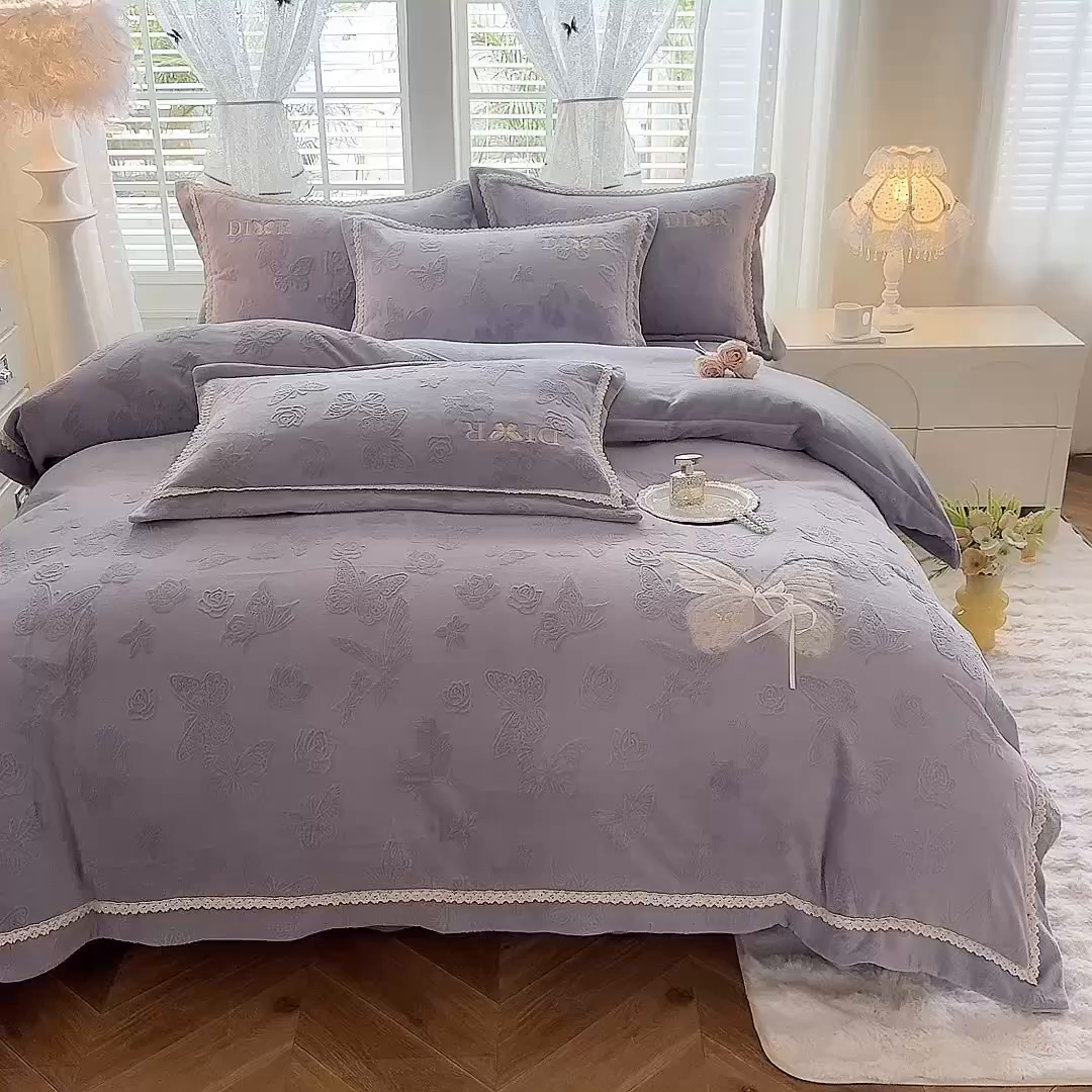 91家纺网 家纺一手货源 找家纺 艾唯希家纺 2025新款韩版雕花绒工艺四件套全消光牛奶绒-语蝶系列 语蝶-紫