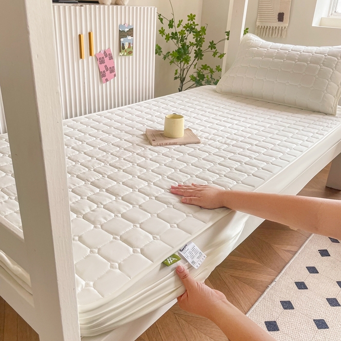 91家纺网 家纺一手货源 找家纺 小禹仔家纺 2025新款亲肤面包格夹棉床笠-学生图 面包格-白