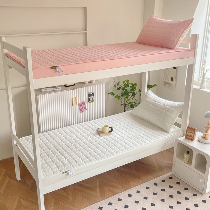 91家纺网 家纺一手货源 找家纺 小禹仔家纺 2025新款亲肤面包格夹棉床笠-学生图 面包格-白