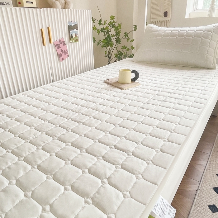 91家纺网 家纺一手货源 找家纺 小禹仔家纺 2025新款亲肤面包格夹棉床笠-学生图 面包格-白