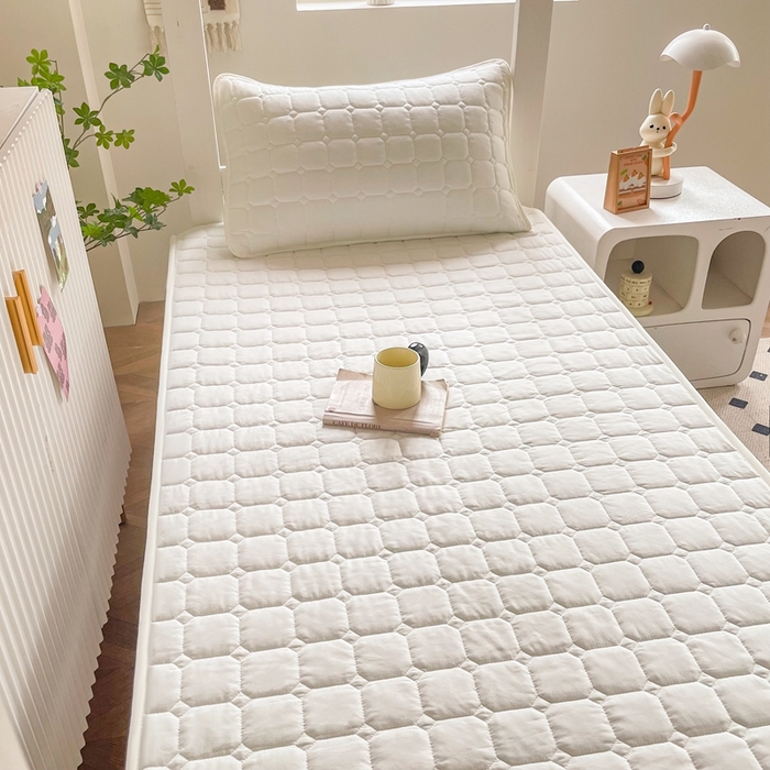 91家纺网 家纺一手货源 找家纺 小禹仔家纺 2025新款亲肤面包格夹棉床笠-学生图 面包格-白