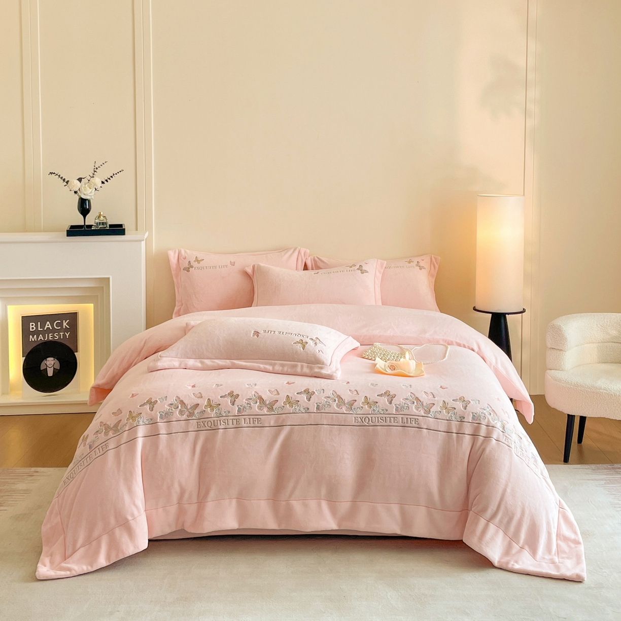 91家纺网 家纺一手货源 找家纺 （总）控价 2025新款 床盖款240克A类全消光刺绣牛奶绒四件套-蝶舞