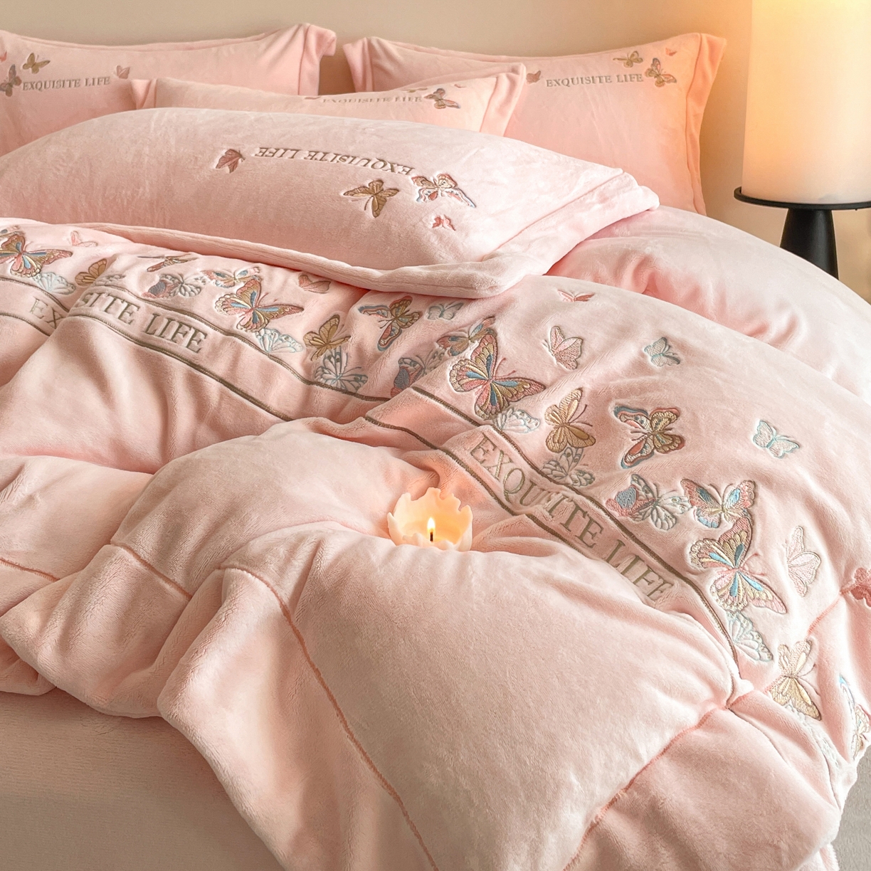 91家纺网 家纺一手货源 找家纺 新方向 2025新款高克重240克A类全消光刺绣牛奶绒四件套-蝶舞 蝶舞-蔷薇粉