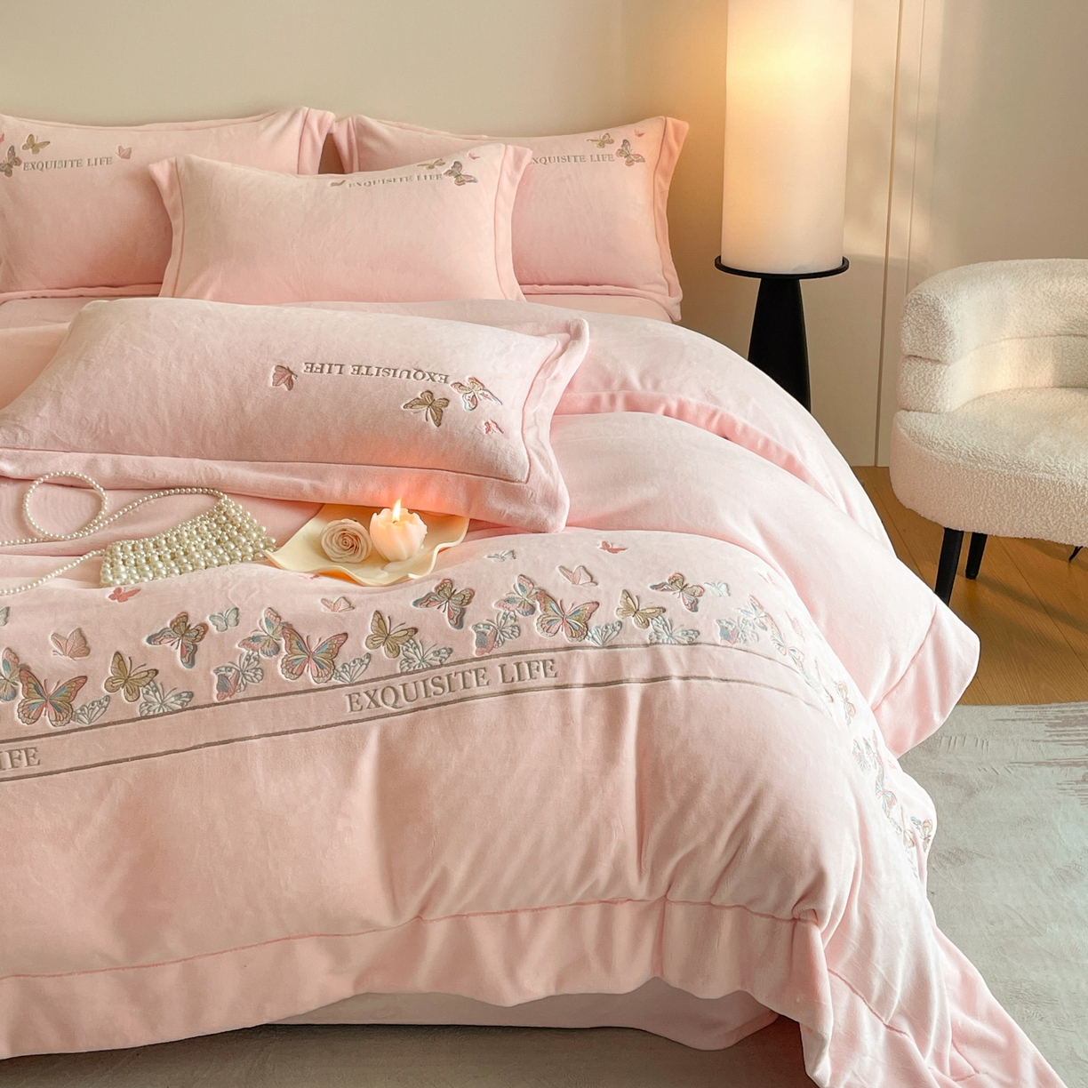 91家纺网 家纺一手货源 找家纺 新方向 2025新款高克重240克A类全消光刺绣牛奶绒四件套-蝶舞 蝶舞-蔷薇粉