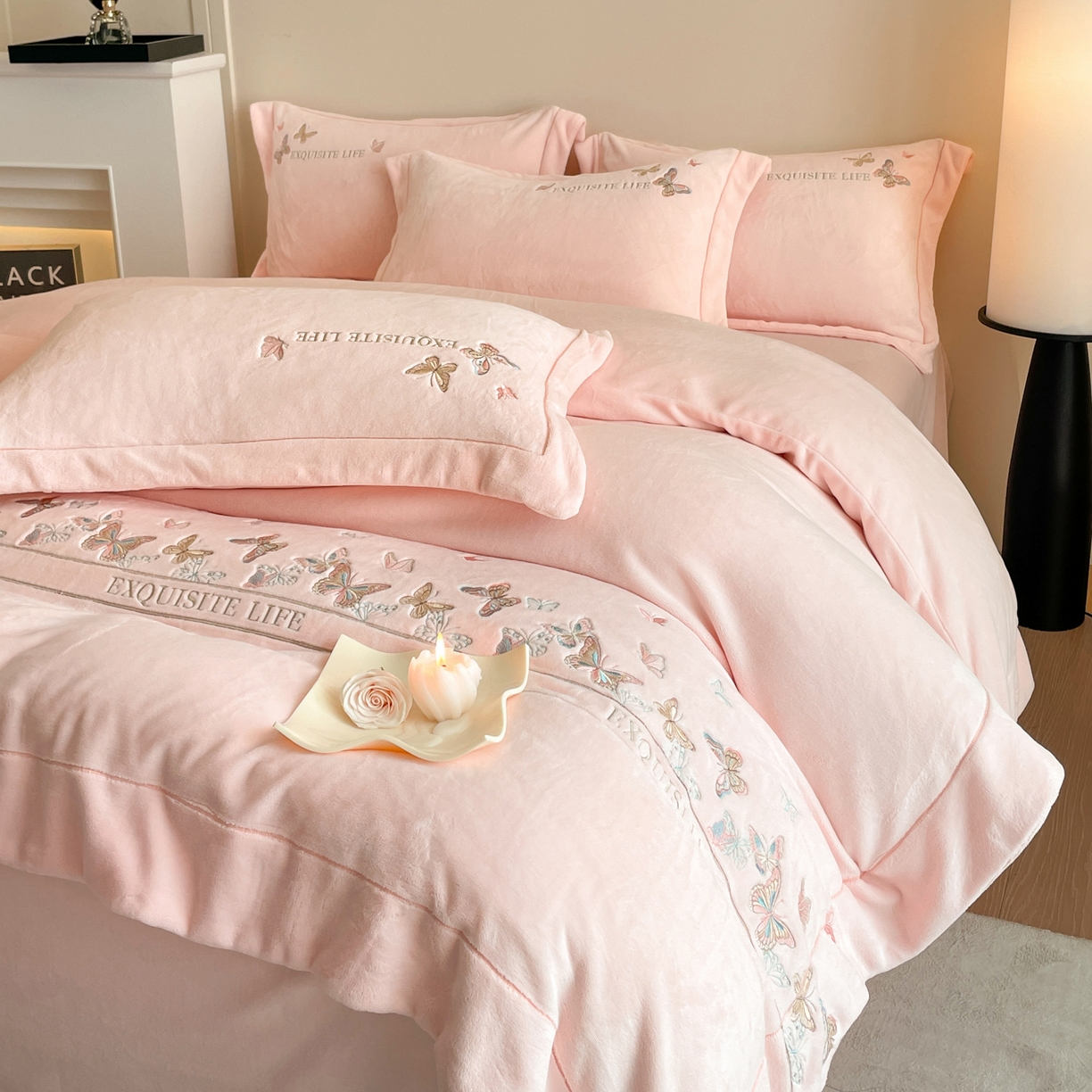 91家纺网 家纺一手货源 找家纺 新方向 2025新款高克重240克A类全消光刺绣牛奶绒四件套-蝶舞 蝶舞-蔷薇粉