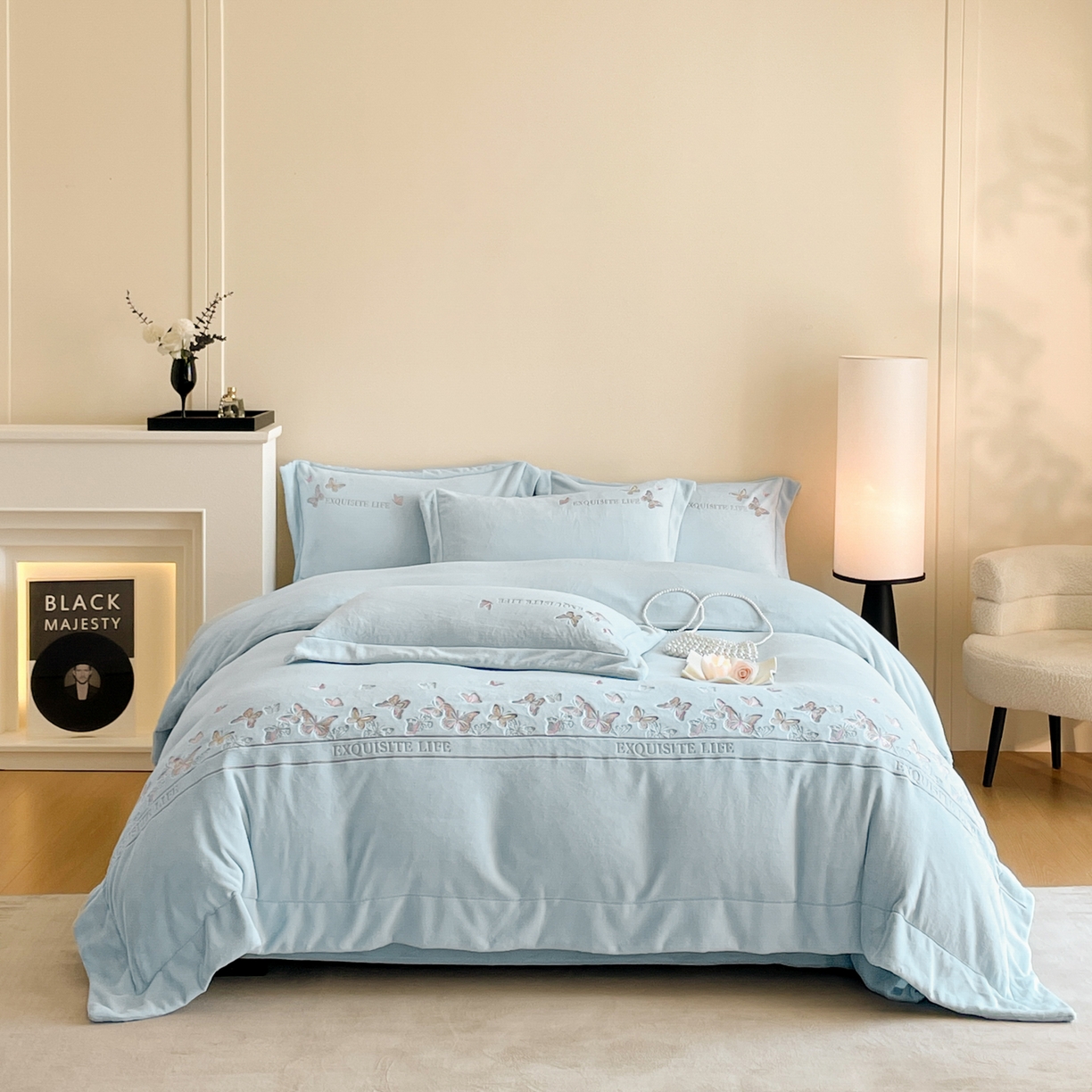 91家纺网 家纺一手货源 找家纺 （总）控价 2025新款 床盖款240克A类全消光刺绣牛奶绒四件套-蝶舞