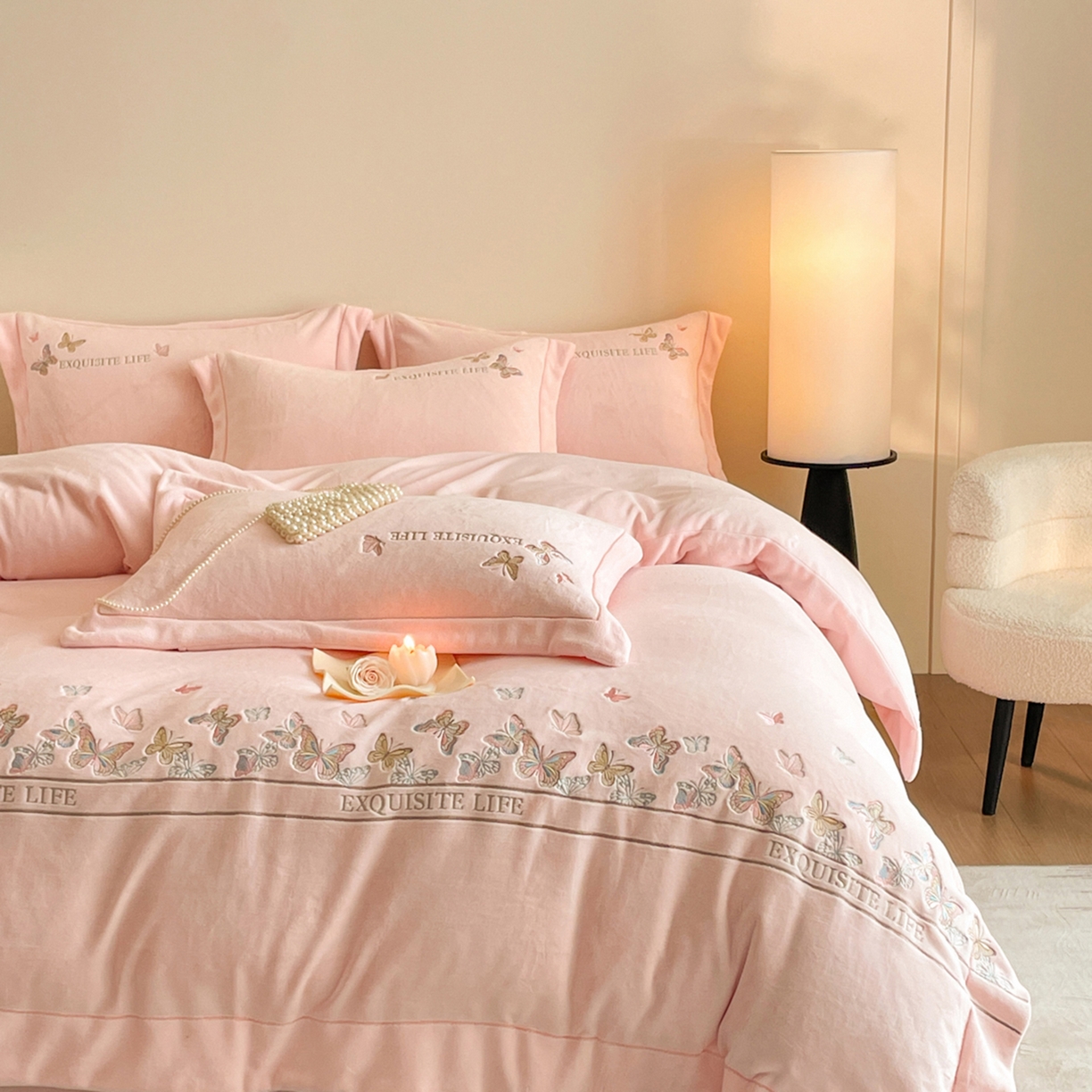 91家纺网 家纺一手货源 找家纺 新方向 2025新款高克重240克A类全消光刺绣牛奶绒四件套-蝶舞 蝶舞-蔷薇粉