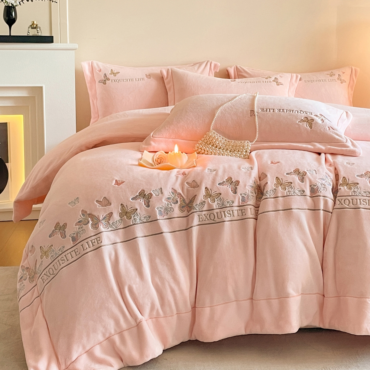 91家纺网 家纺一手货源 找家纺 新方向 2025新款高克重240克A类全消光刺绣牛奶绒四件套-蝶舞 蝶舞-蔷薇粉