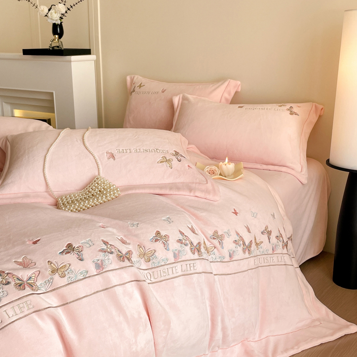 91家纺网 家纺一手货源 找家纺 新方向 2025新款高克重240克A类全消光刺绣牛奶绒四件套-蝶舞 蝶舞-蔷薇粉