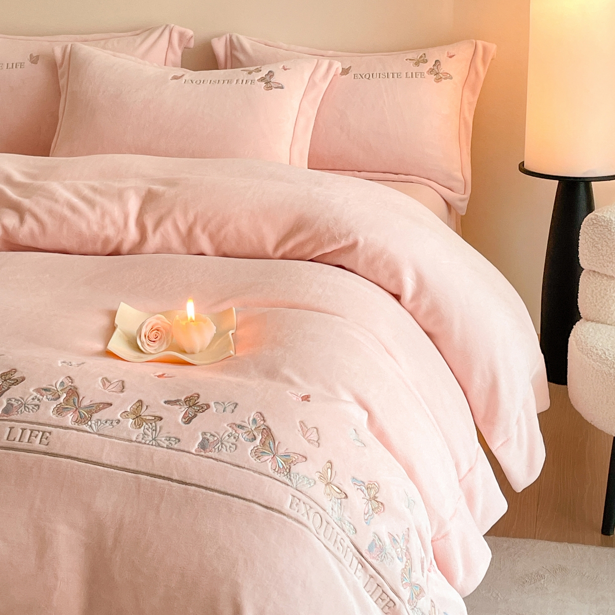 91家纺网 家纺一手货源 找家纺 新方向 2025新款高克重240克A类全消光刺绣牛奶绒四件套-蝶舞 蝶舞-蔷薇粉