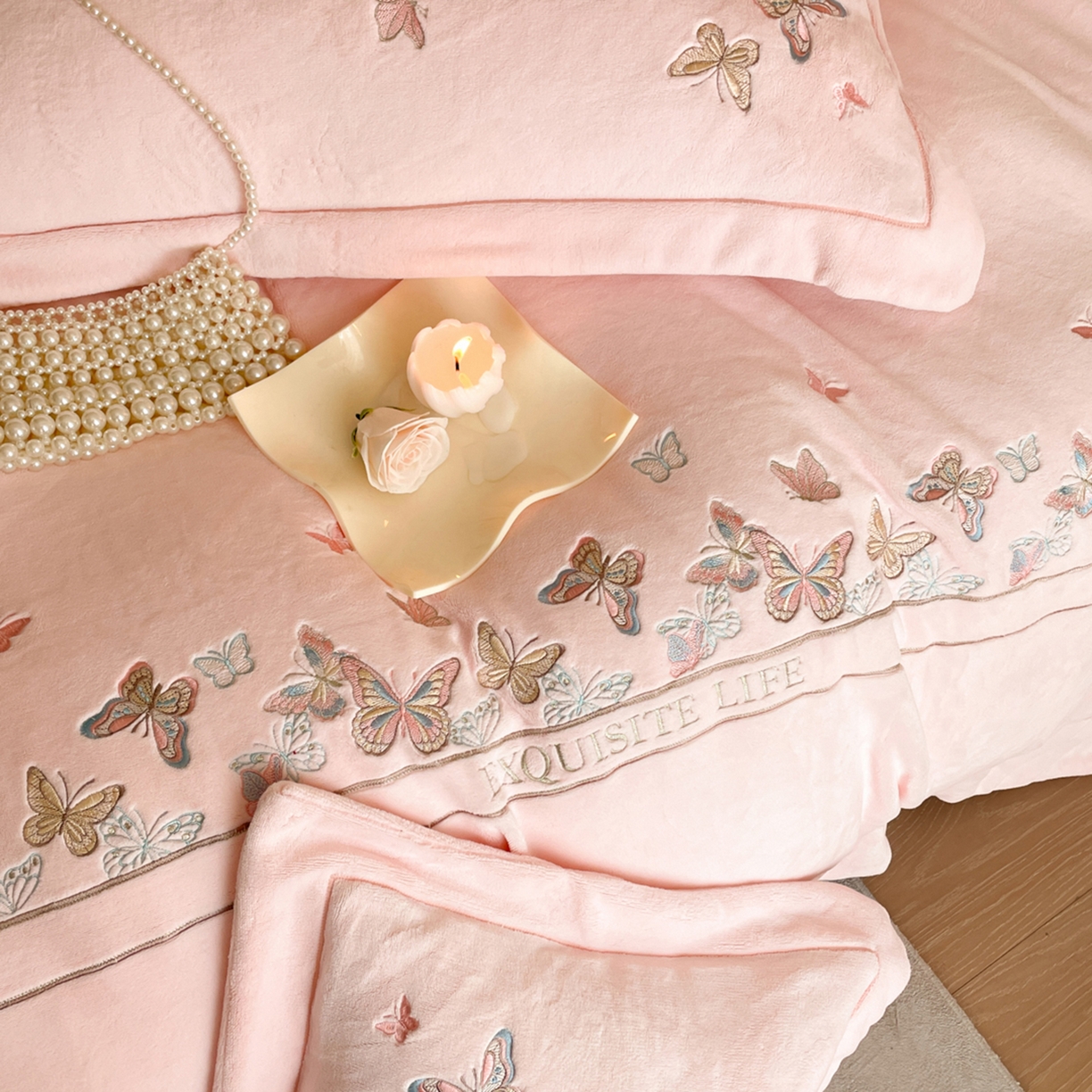 91家纺网 家纺一手货源 找家纺 新方向 2025新款高克重240克A类全消光刺绣牛奶绒四件套-蝶舞 蝶舞-蔷薇粉