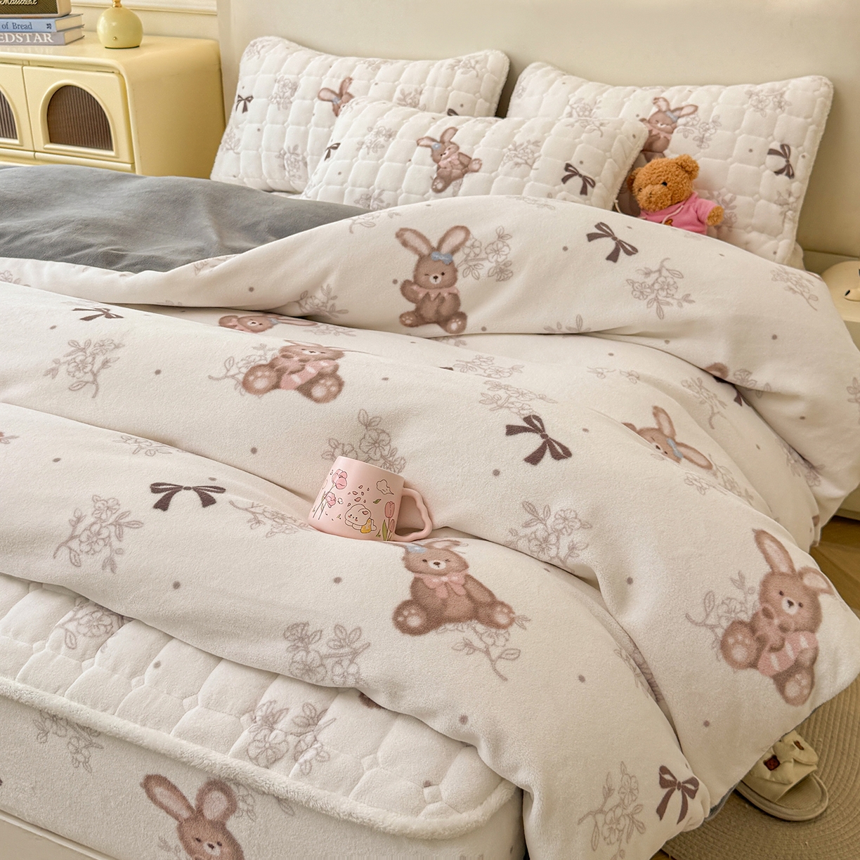 91家纺网 家纺一手货源 找家纺 LIFE.丽芙 2025秋冬新款A类牛奶绒加厚夹棉床笠+被套组合四件套 花环小兔