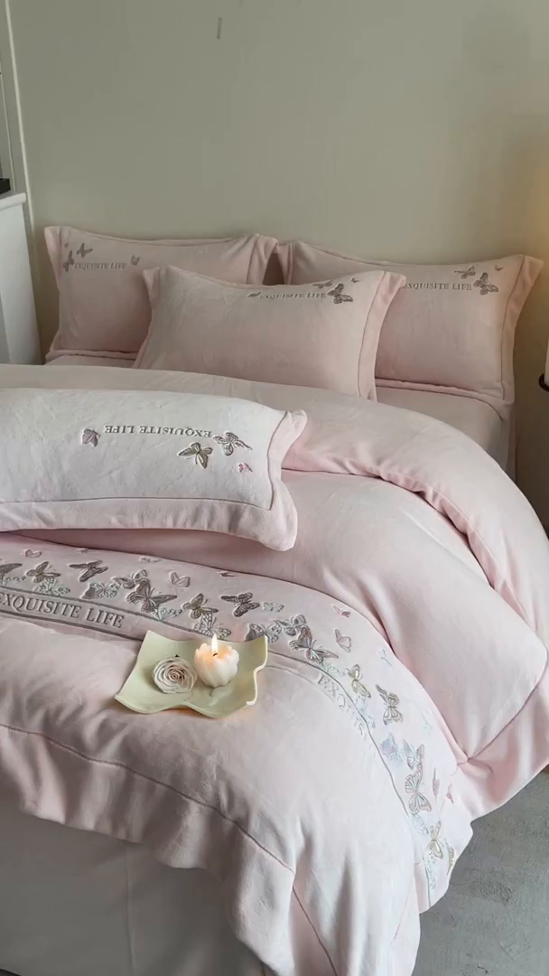 91家纺网 家纺一手货源 找家纺 新方向 2025新款高克重240克A类全消光刺绣牛奶绒四件套-蝶舞 蝶舞-蔷薇粉