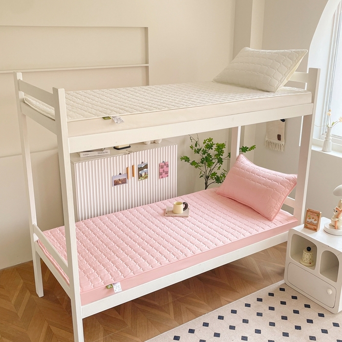 91家纺网 家纺一手货源 找家纺 小禹仔家纺 2025新款亲肤面包格夹棉床笠-学生图 面包格-粉