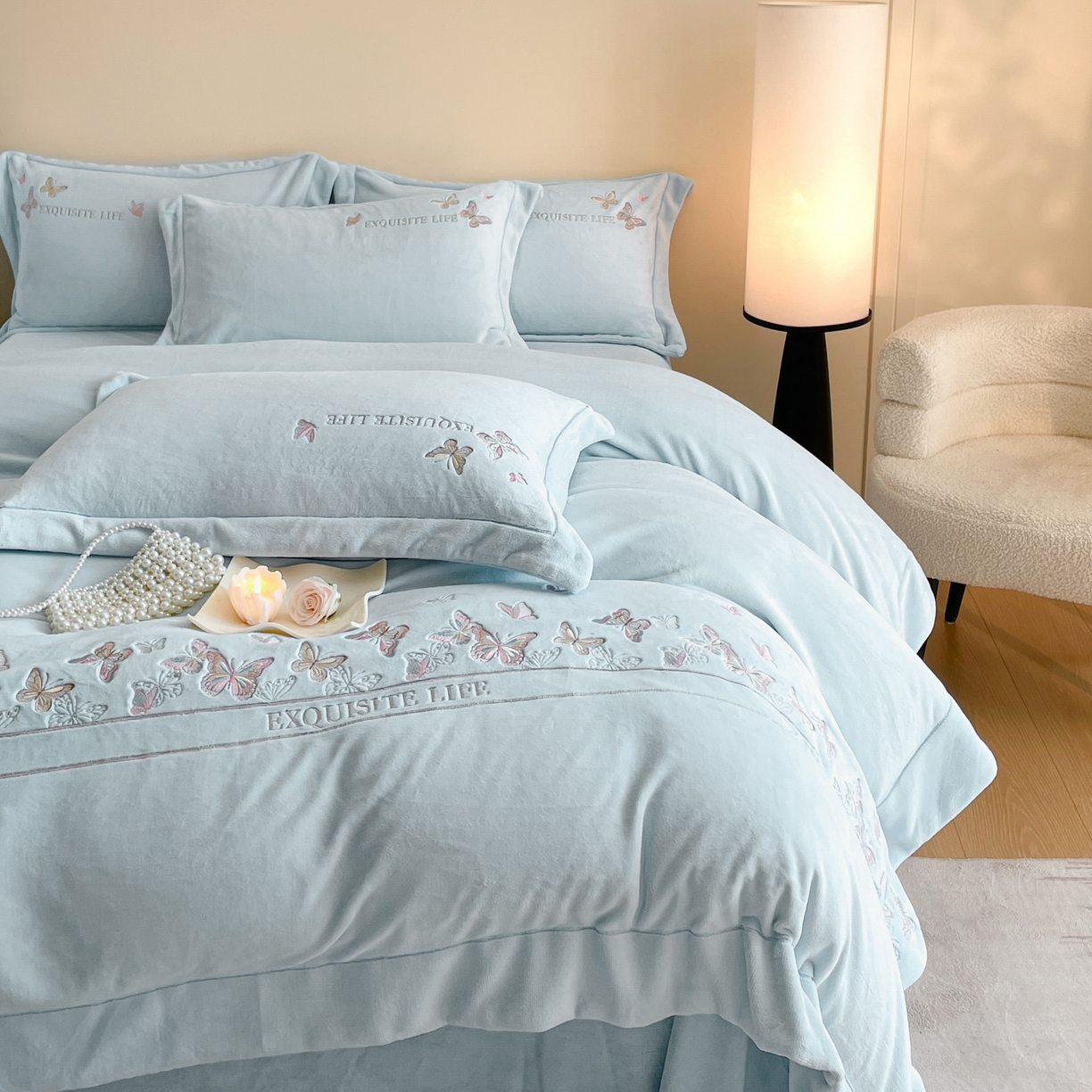 91家纺网 家纺一手货源 找家纺 新方向 2025新款高克重240克A类全消光刺绣牛奶绒四件套-蝶舞 蝶舞-星月蓝