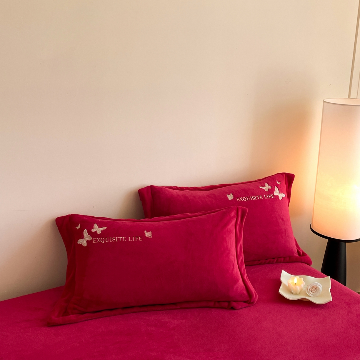 91家纺网 家纺一手货源 找家纺 新方向 2025新款高克重240克A类全消光刺绣牛奶绒四件套-蝶舞 蝶舞-洋酒红