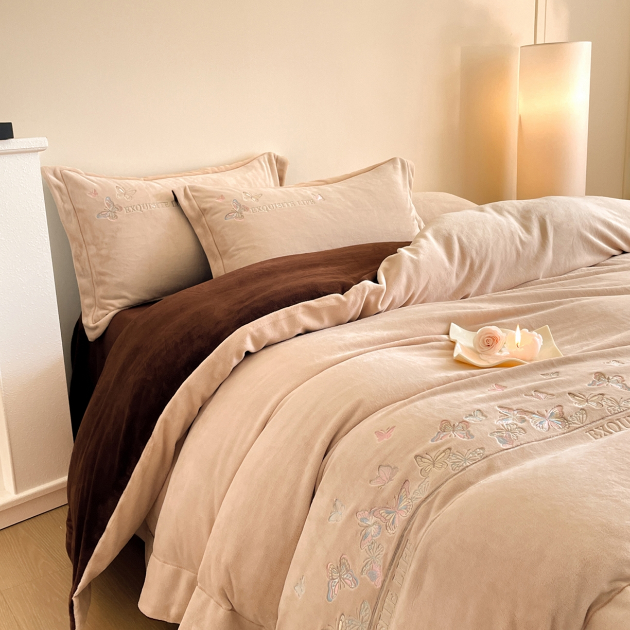 91家纺网 家纺一手货源 找家纺 新方向 2025新款高克重240克A类全消光刺绣牛奶绒四件套-蝶舞 蝶舞-香槟咖